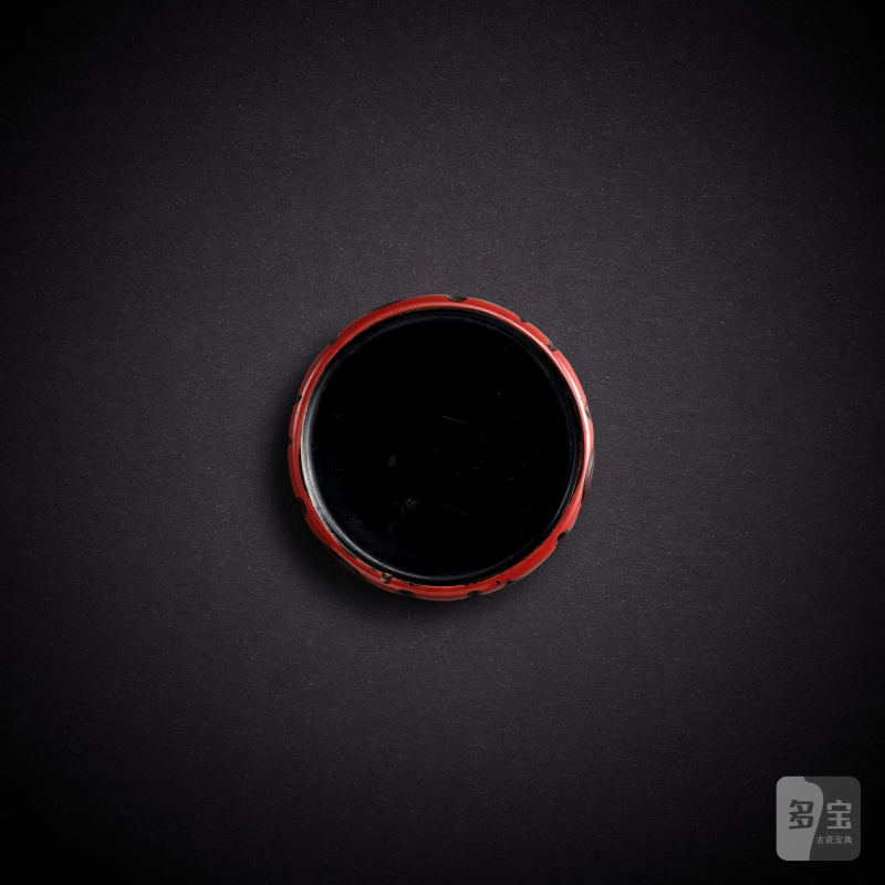 A cinnabar 'tixi' lacquer box and cover, Yuan dynasty | 元 朱面剔犀卷草紋蓋盒 - 图2